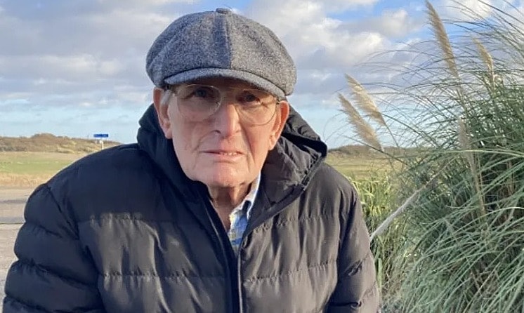 Bị phạt 300 USD vì nhổ chiếc lá bị gió thổi vào miệng