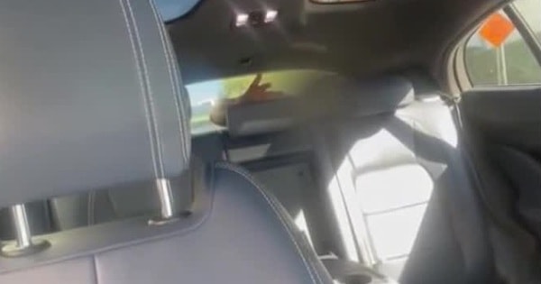 Người phụ nữ tá hỏa phát hiện tù nhân vượt ngục trong xe của mình