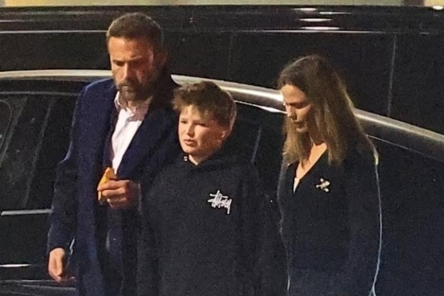 Ben Affleck chạm mặt cùng lúc hai vợ cũ