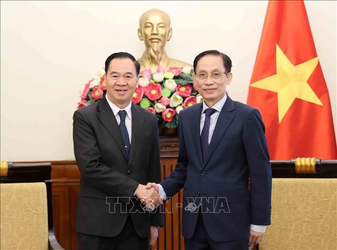 Bộ trưởng Ngoại giao tiếp Bộ trưởng Bộ Giáo dục và Thể thao Lào