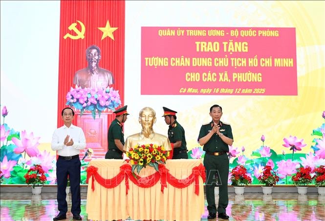 Tặng món quà ý nghĩa cho các xã, phường tại Cà Mau