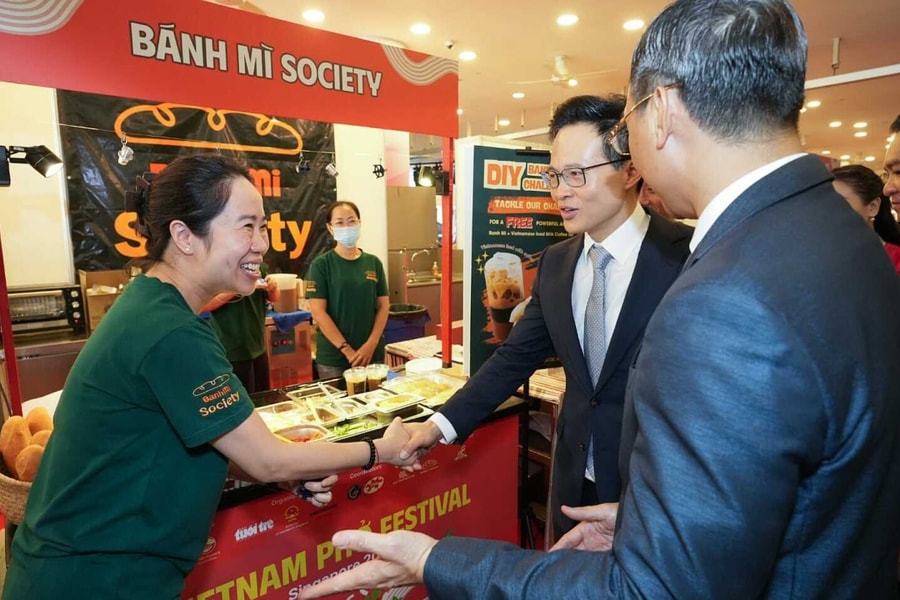 Tiệm bánh mì Việt gây sốt ở Singapore của cựu giám đốc Google