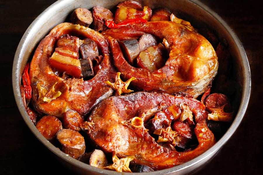 Quy tắc 'hai mở một đậy' khi kho cá