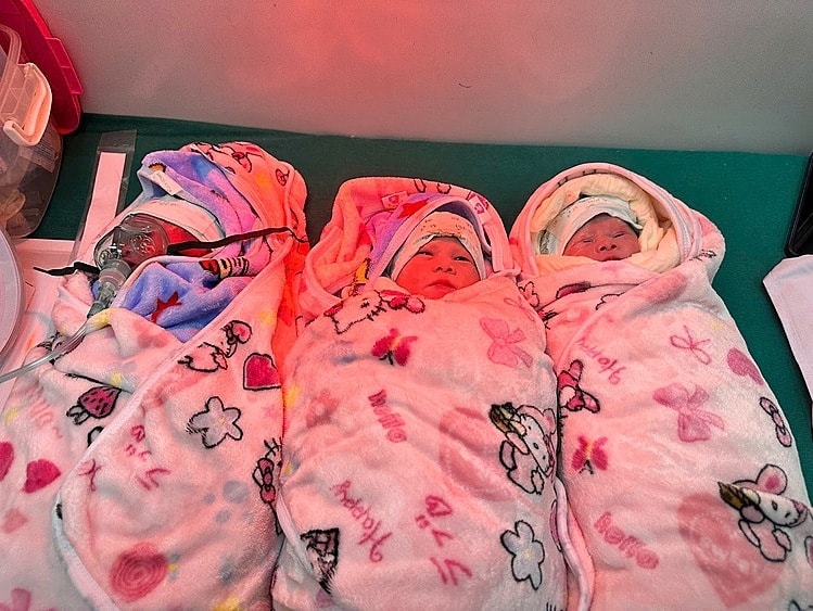 Sản phụ mang tam thai tự nhiên, sinh ba bé gái