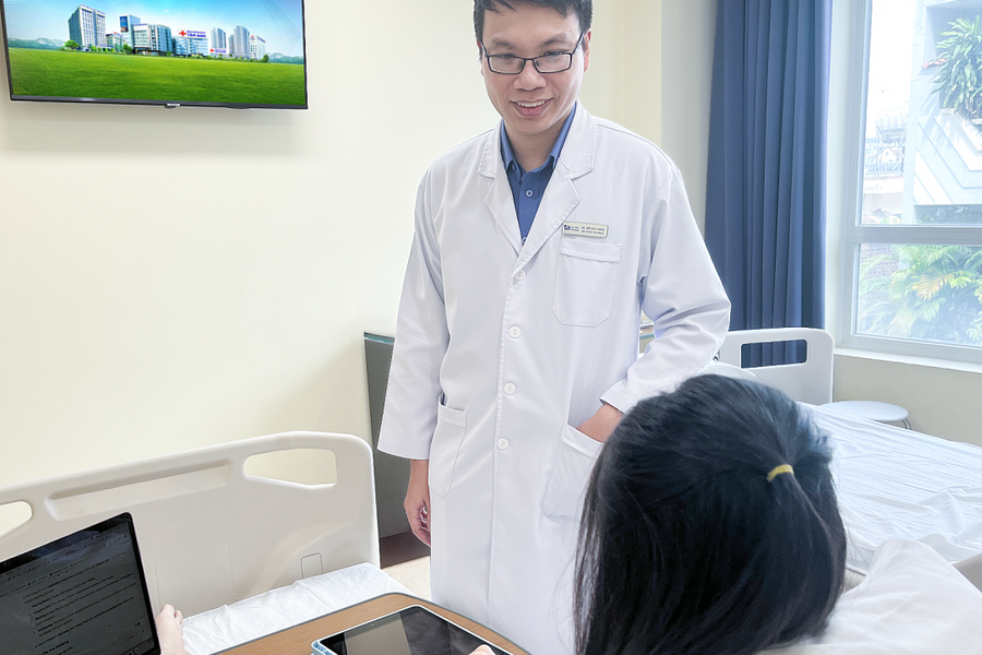 Bé gái sụt 10 kg do biến chứng lupus