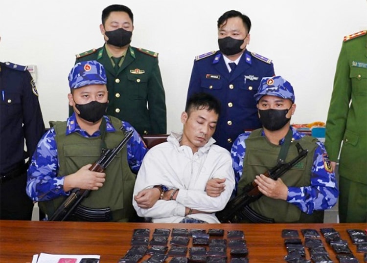 Mang súng ngắn phòng thân khi vận chuyển ma túy tiền tỷ