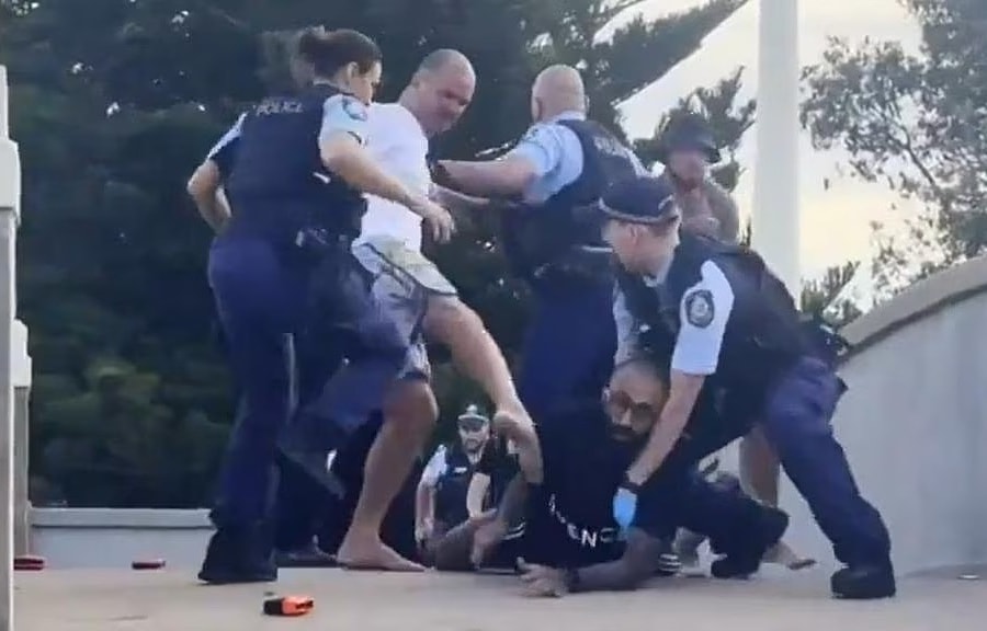 Người dân bị cảnh sát bắn nhầm sau khi tước vũ khí của kẻ xả súng