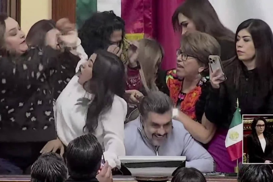 Nhóm nữ nghị sĩ giật tóc, đánh nhau trong phiên tranh luận