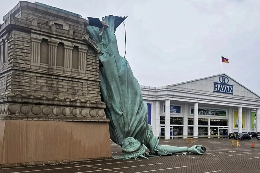 Bản sao tượng Nữ thần Tự do cao 24m bất ngờ bị gió mạnh cấp 10 quật ngã