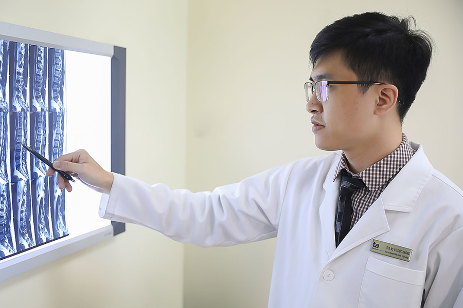 Vì sao người già dễ bị biến dạng cột sống?