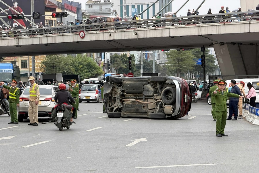 Ôtô gây tai nạn liên hoàn trên phố Hà Nội