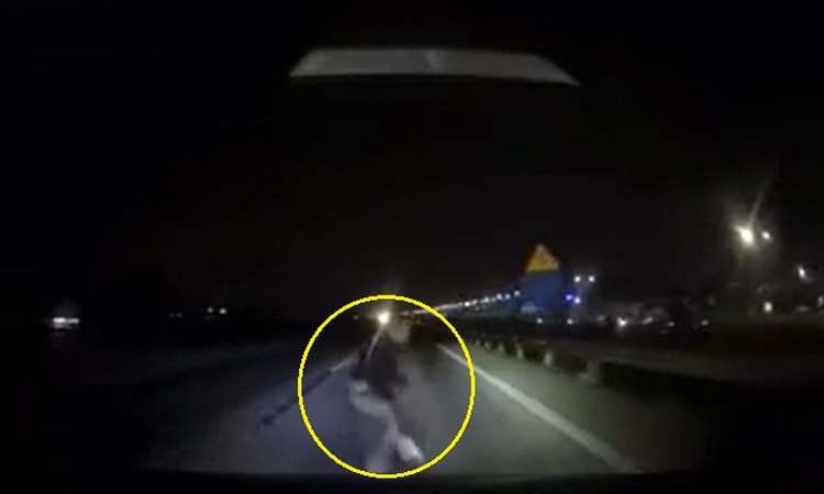 Băng ngang cao tốc trong đêm người đi bộ bị ôtô đâm