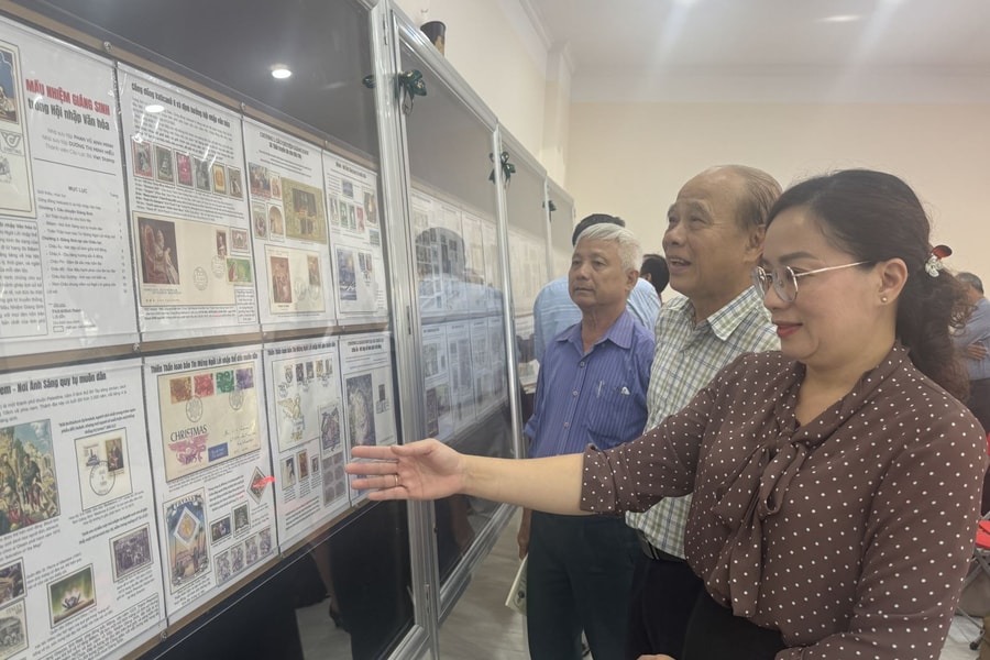 Bộ sưu tập tem kể lại câu chuyện Giáng sinh qua lăng kính lịch sử và văn hóa