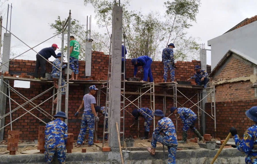 Bộ đội Hải quân 'thần tốc' thực hiện chiến dịch Quang Trung xây dựng nhà ở cho người dân