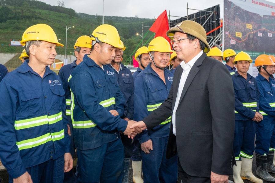 Phó Thủ tướng Hồ Quốc Dũng thăm, tặng quà người lao động dự án cao tốc Quảng Ngãi - Hoài Nhơn