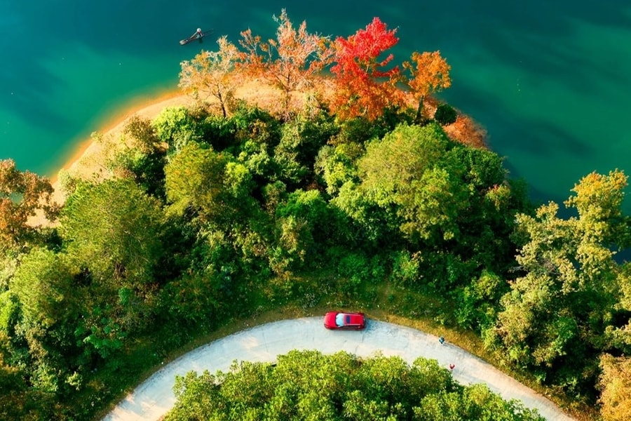 Rừng cây lá đỏ nhuộm màu hồ nhân tạo tại Cao Bằng như ở châu Âu