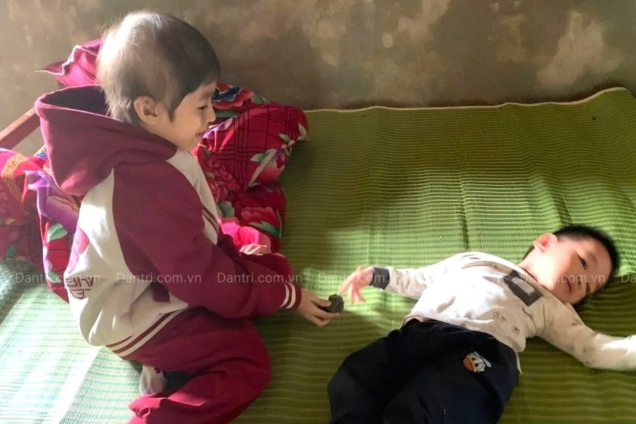 Vợ chồng trẻ như bị "trời hành": "Nếu không được điều trị, con tôi sẽ chết"