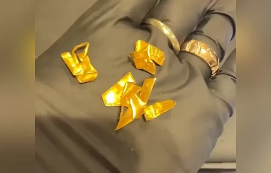 Săn vàng ròng từ logo máy điều hòa cũ