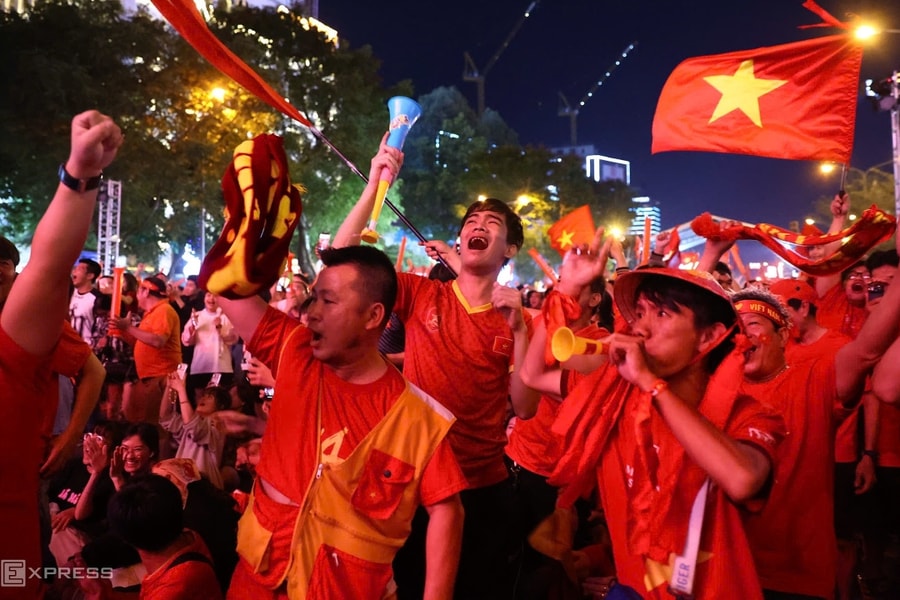 Người dân đổ ra đường mừng Việt Nam thắng Thái Lan