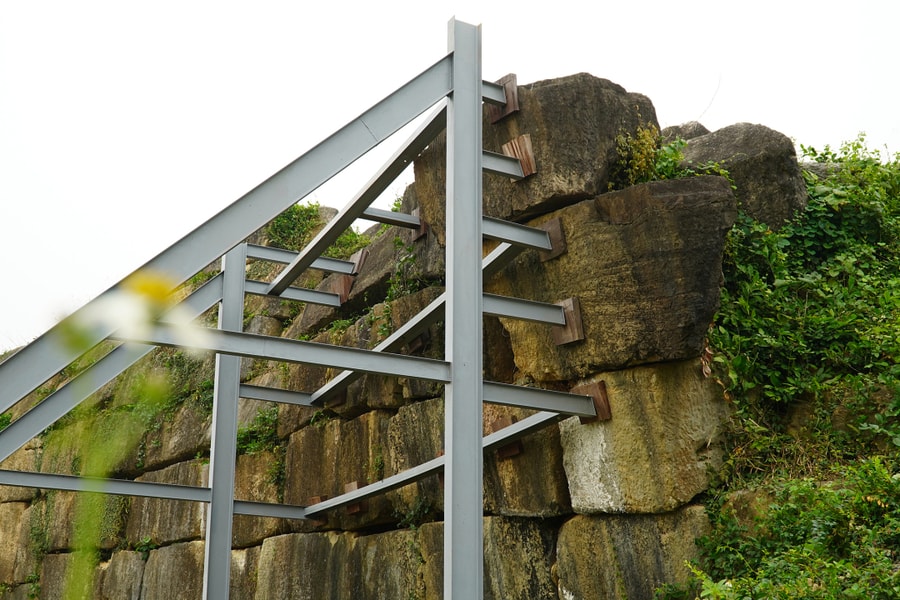 Dựng khung sắt chống sạt lở thành nhà Hồ