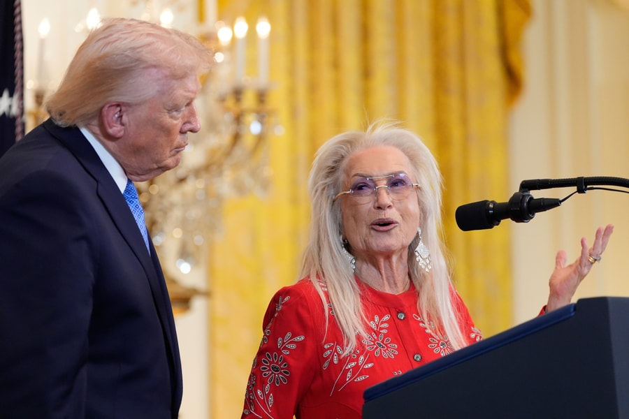 Tỷ phú hứa tặng 250 triệu USD để ông Trump tranh cử nhiệm kỳ ba