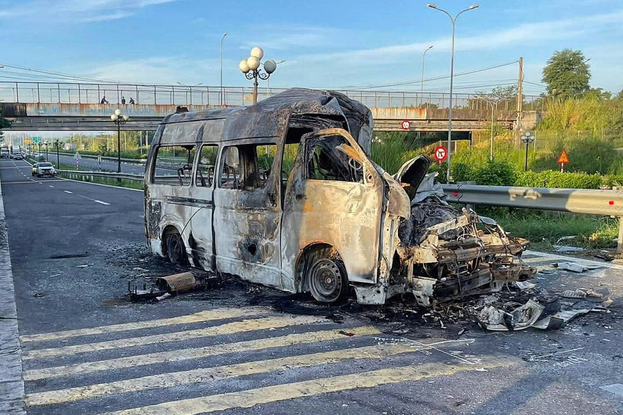 Ôtô cứu thương tông xe container trên cao tốc TP HCM - Dầu Giây, 3 người chết