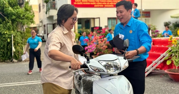 Dự tiệc tất niên, nam công nhân bất ngờ trúng thưởng xe gắn máy