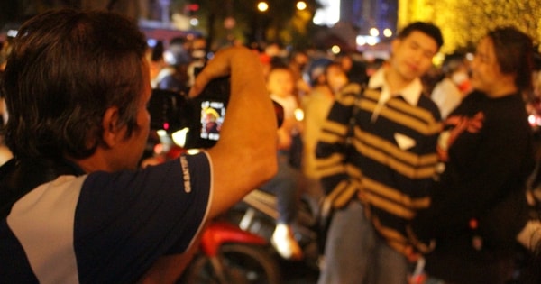 Thợ chụp ảnh dạo đắt khách mùa Giáng sinh 2025