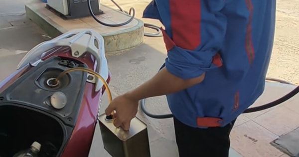 Cho thôi việc nhân viên cây xăng rút xăng của khách hàng vì không chấp nhận chuyển khoản