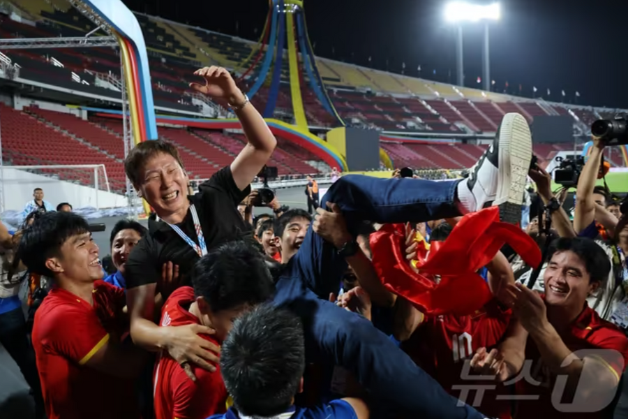 U22 Việt Nam vô địch, báo Hàn Quốc ca ngợi 'phép màu Kim Sang-sik'