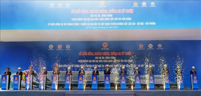 Phó Thủ tướng Bùi Thanh Sơn thực hiện nghi thức khởi công dự án liên quan đường sắt Lào Cai - Hà Nội - Hải Phòng