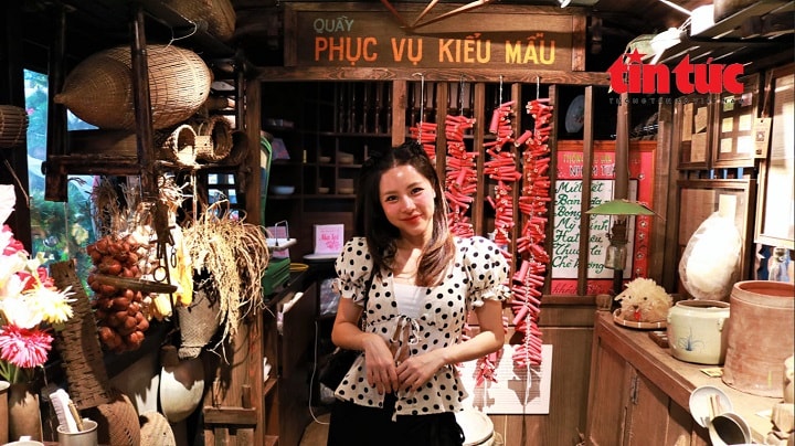 'Toa tàu di sản' xuống phố thu hút giới trẻ Hà Nội