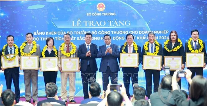 Công bố kết quả xuất nhập khẩu năm 2025 và trao bằng khen cho 27 doanh nghiệp xuất sắc