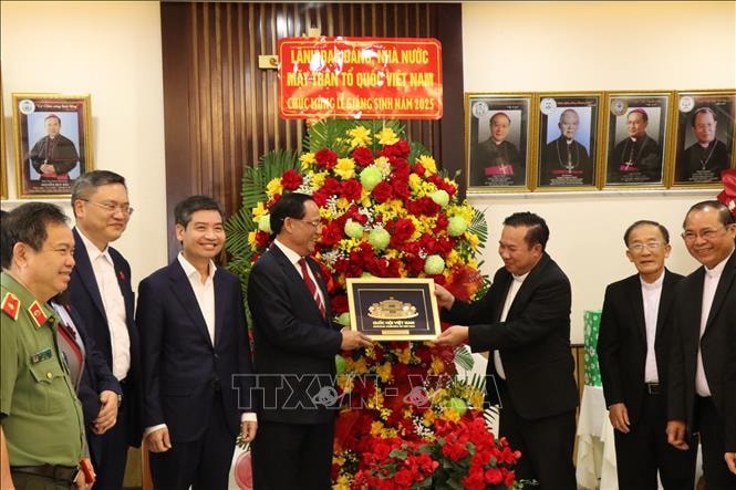 Phó Chủ tịch Quốc hội Trần Quang Phương chúc mừng Giáng sinh Giáo phận Ban Mê Thuột