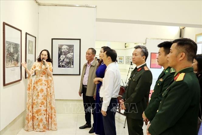 Khai mạc Triển lãm ảnh, tư liệu 'Vang mãi khúc quân hành'