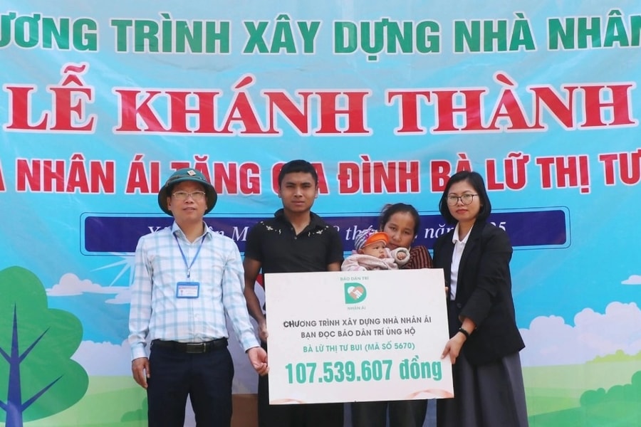 Thai phụ mất nhà sau lũ xúc động đón nhận món quà đặc biệt