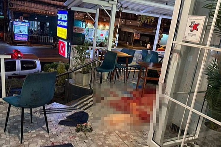 Khách bất ngờ tự lao vào cửa kính của nhà hàng, tử vong vì mất nhiều máu