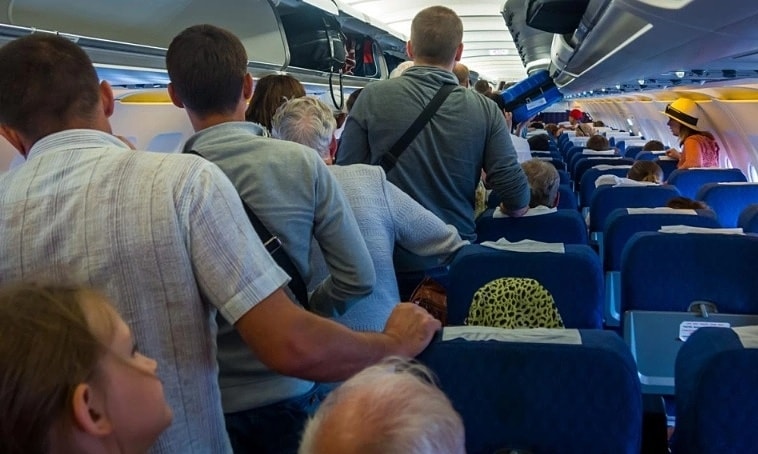 Những hành vi 'kém sang' khi xuống máy bay