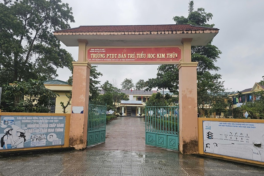 Cách chức Hiệu trưởng, hiệu phó vụ 41 học sinh ngộ độc bữa ăn bán trú