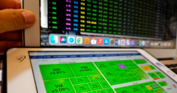 Lợi và hại khi mua cổ phiếu phát hành thêm giá thấp