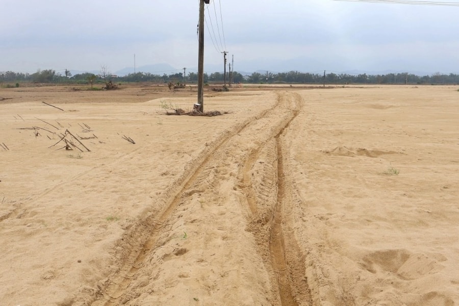 Đồng ruộng như sa mạc, cát phủ dày cả mét sau lũ