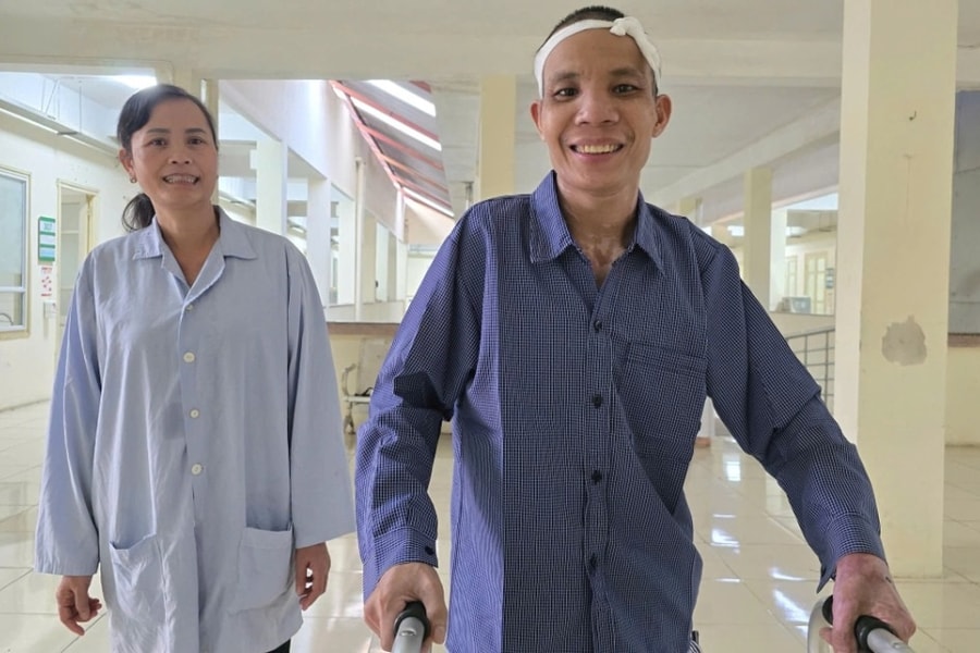 Thoát cửa tử sau tai nạn bỏng, người bố nghèo tập đi những bước đầu tiên