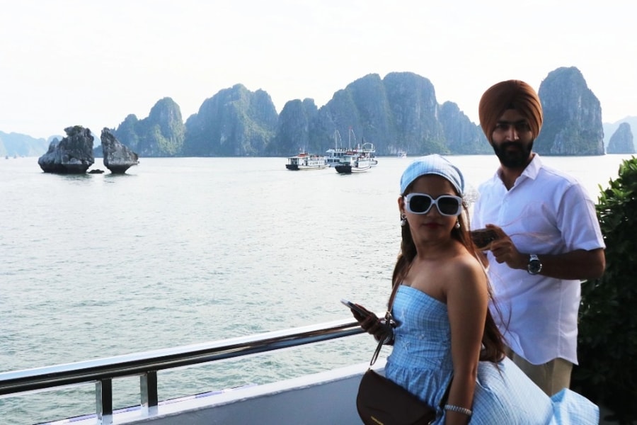 Du khách quốc tế thích thú khám phá Vịnh Hạ Long mùa đông