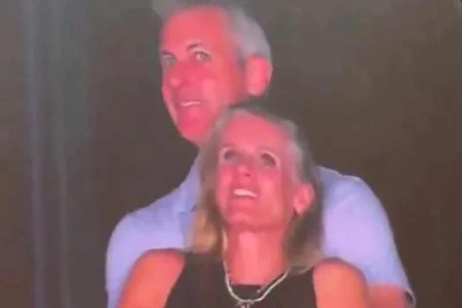 Cái giá phải trả sau nụ hôn với CEO trên Kiss Cam