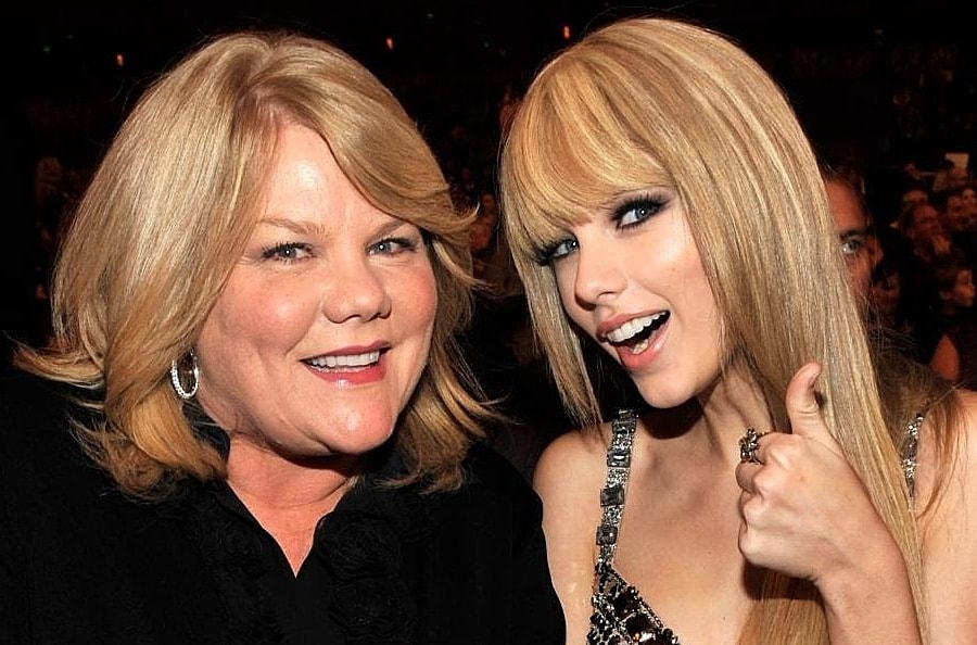 Taylor Swift được mẹ mai mối cho Travis Kelce