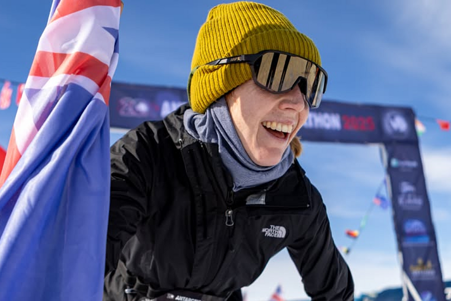 Nữ runner vượt qua tất cả đối thủ nam giải marathon ở Nam Cực