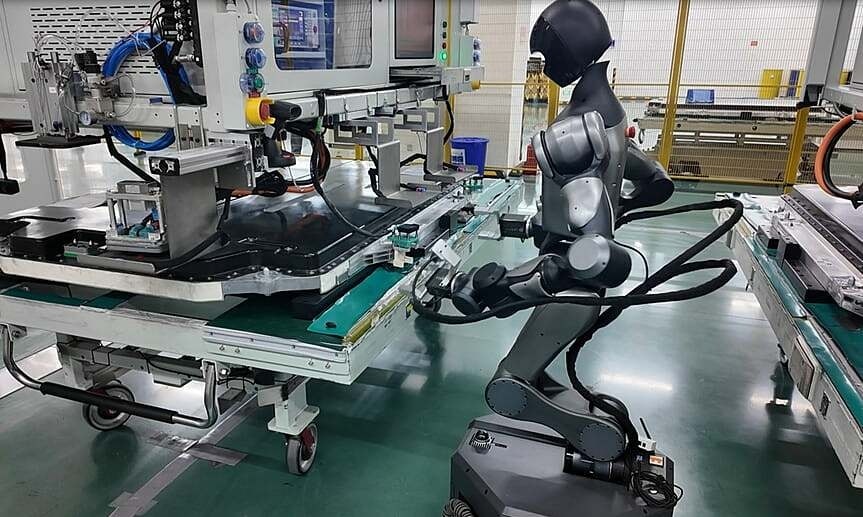 Robot hình người Trung Quốc tham gia sản xuất pin xe điện