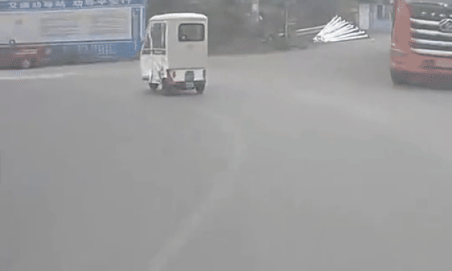 Tài xế xe buýt đưa bé gái rơi khỏi ôtô đuổi theo bố mẹ