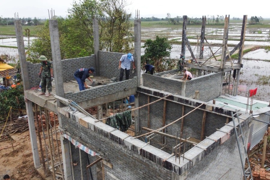 Hình hài nhà chống lũ ở Hòa Thịnh sau hơn hai tuần xây dựng