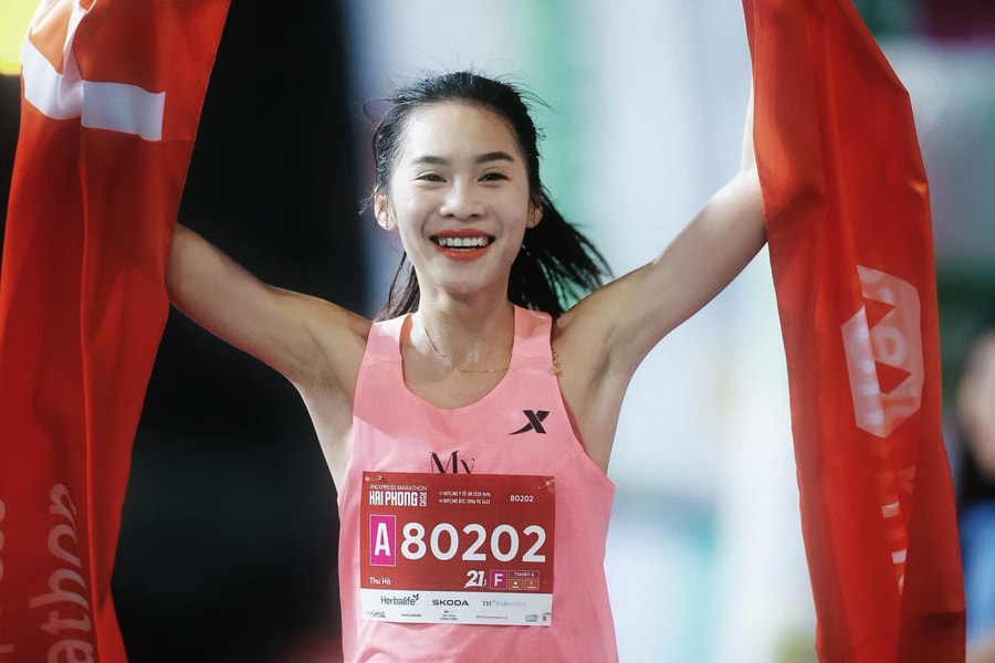 Giành HCĐ SEA Games trở về, nữ VĐV Việt Nam thi chạy 21 km đoạt luôn giải nhất